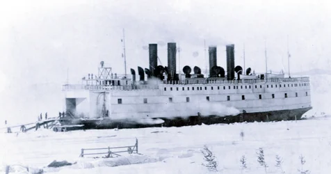 Yard Nr. 647, Baikal. Der eisbrechende Zugfähren-Dampfer Baikal im Eis
